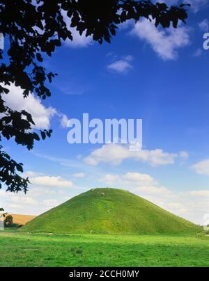 Silbury Hill, la plus grande colline artificielle en Europe. Avebury, Wiltshire, England, UK Banque D'Images