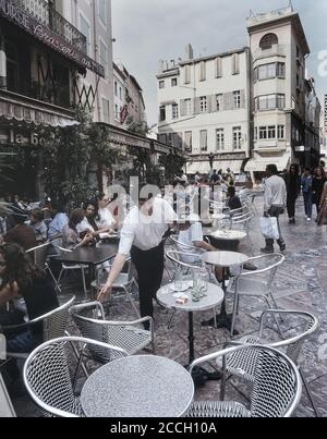 Terrasses de cafés, brasseries et restaurants sur la place de la Loge. Perpignan, Roussillon, Pyrénées-Orientales, France. Vers les années 1990 Banque D'Images