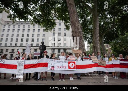 Piquet de solidarité de la Biélorussie. Les Britanniques et les Biélorusses se réunissent en face de Downing Street pour réclamer un soutien du gouvernement britannique. Londres, Royaume-Uni. Banque D'Images