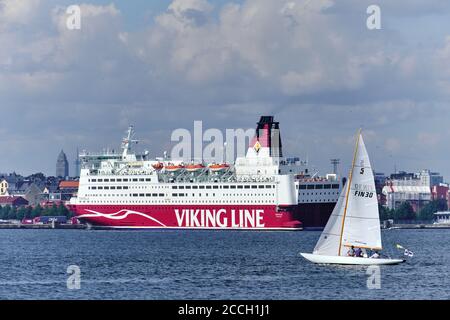 Helsinki, Finlande - 15 août 2020 : le ferry de croisière MS Mariella arrive à Helsinki. Viking Line ABP est une compagnie maritime finlandaise. Banque D'Images