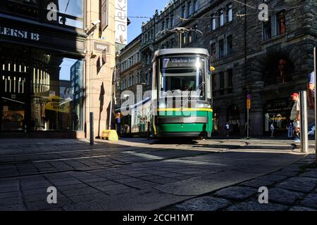 Helsinki, Finlande - 15 août 2020 : le tramway Škoda se transforme de la rue Aleksanterinkatu Banque D'Images