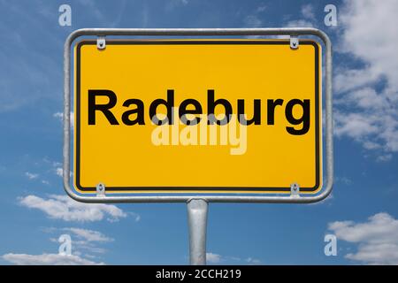 Ortstafel Radeburg, Sachsen, Deutschland | panneau de nom de lieu Radeburg, Saxe, Allemagne, Europe Banque D'Images