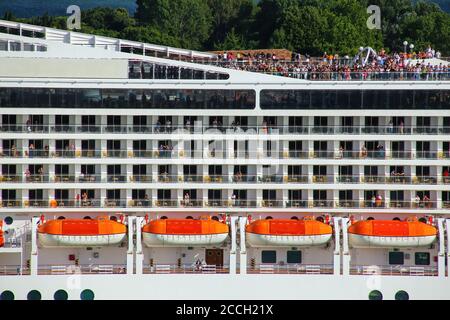 Détail d'un navire de croisière crouded se déplaçant dans le canal San Marco à Venise, Italie. Venise est situé dans un groupe de 117 petites îles qui sont separ Banque D'Images