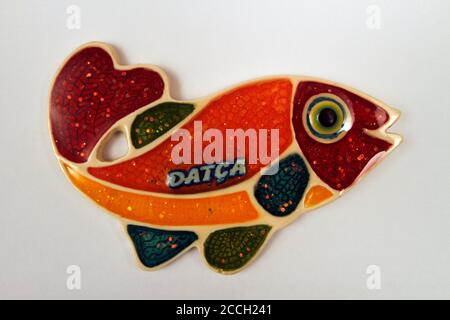 Accessoires magnétiques pour réfrigérateur pour appareils décoratifs intérieurs dans un fond blanc isolé. Banque D'Images