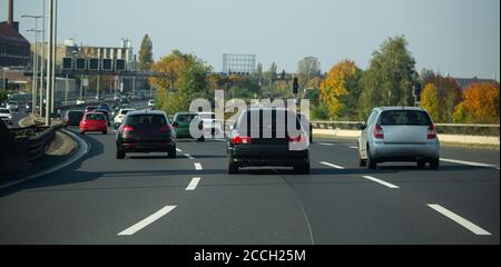 Circulation sur une autoroute à plusieurs voies Banque D'Images