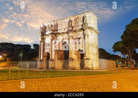 L'Arc de Constantine à Rome, Italie, vue en soirée Banque D'Images