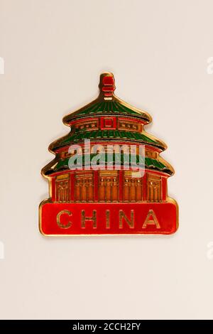 Accessoires magnétiques pour réfrigérateur pour appareils décoratifs intérieurs dans un fond blanc isolé. Banque D'Images