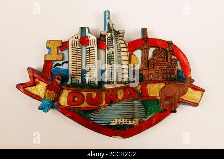 Accessoires magnétiques pour réfrigérateur pour appareils décoratifs intérieurs dans un fond blanc isolé. Banque D'Images