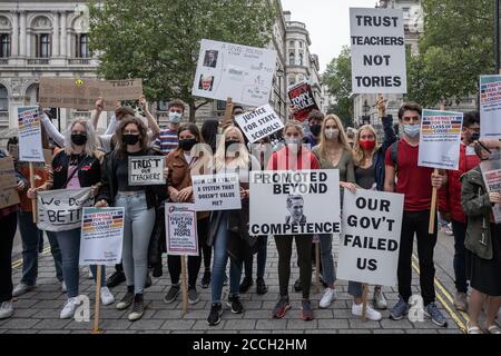 Des élèves de niveau a protestent en face de Downing Street contre la décision de le faire rétrograder leurs résultats à l'aide d'un algorithme informatique par l'examen Régulateur Ofqual Banque D'Images