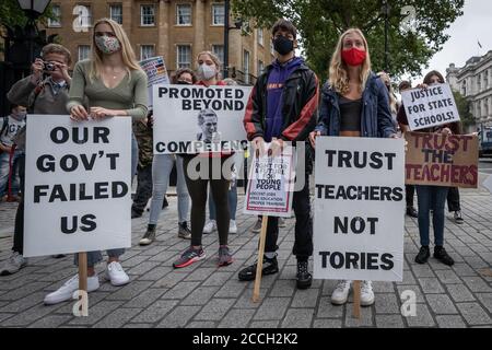 Des élèves de niveau a protestent en face de Downing Street contre la décision de le faire rétrograder leurs résultats à l'aide d'un algorithme informatique par l'examen Régulateur Ofqual Banque D'Images