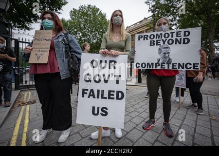 Des élèves de niveau a protestent en face de Downing Street contre la décision de le faire rétrograder leurs résultats à l'aide d'un algorithme informatique par l'examen Régulateur Ofqual Banque D'Images