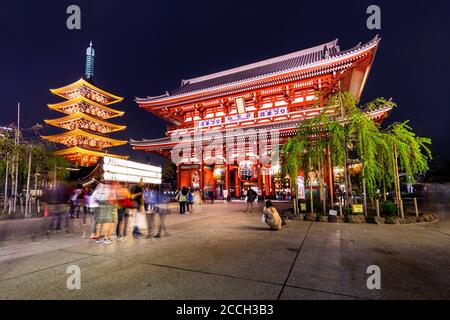La foule passe devant la porte Hozomon et la pagode de cinq étages au temple Sensoji d'Asakusa, Tokyo, Japon Banque D'Images