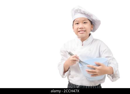 Portrait Happy Little chef en uniforme tient un fouet d'œuf et un bol en plastique isolé sur fond blanc et copie espace Banque D'Images