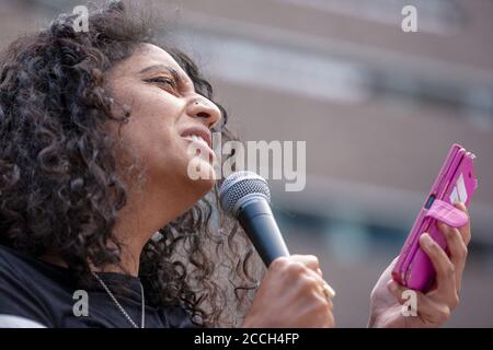 Londres, Royaume-Uni. 22 août 2020. L’auteur, Sheena Patel, prononce un discours devant la galerie d’art moderne de Tate, pour protester contre la décision de l’institution de supprimer 313 emplois de son bras commercial, Tate Enterprises. Crédit : Neil Atkinson/Alay Live News Banque D'Images