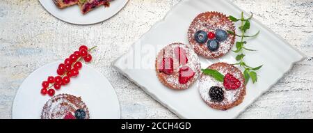 Desserts aux muffins aux fruits aux baies mélangés sur une assiette vue sur le dessus Banque D'Images