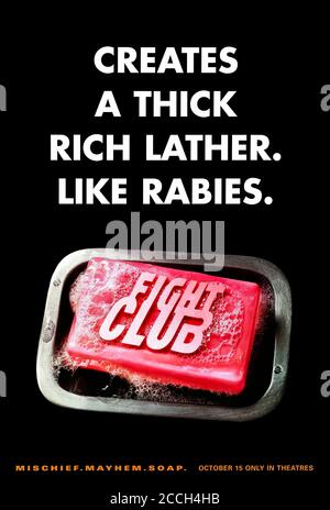 Fight Club (1999) dirigé par David Fincher et avec Brad Pitt, Edward Norton, Meat Loaf et Helena Bonham carter. L'adaptation viscérale du roman de Chuck Palahniu poinçons le grand écran dans le style de cette génération X culte classique; pas un pour les flocons de neige spéciaux! Banque D'Images