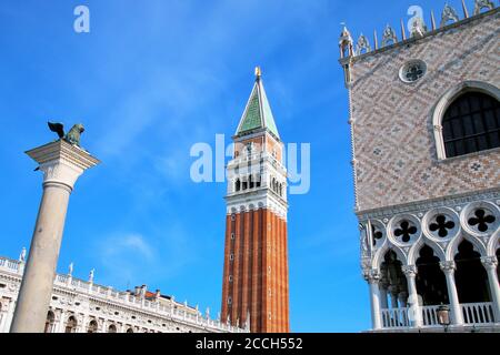 Vue rapprochée du Campanile de St Marc, de la statue du Lion de Venise et du Palazzo Ducale à Piazzetta San Marco à Venise, en Italie. Campanile est l'un des plus reco Banque D'Images