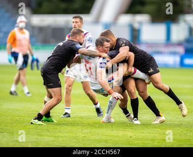 22 août 2020 ; The John Smiths Stadium, Huddersfield, Yorkshire, Angleterre ; Rugby League Coral Challenge Cup, Catalan Dragons versus Wakefield Trinity ; Matty Ashurst de Wakefield Trinity sous la pression des Catalans Banque D'Images