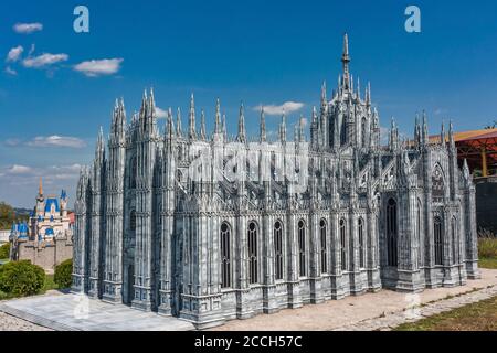 Krajno-Zagorze, Pologne - 14 août 2020. La miniature de la cathédrale de Milan dans le parc d'attractions et de miniatures de Sabat Krajno Banque D'Images