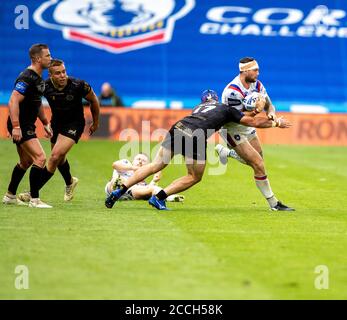 22 août 2020 ; le stade John Smiths, HUDDERSFIELD, Yorkshire, Angleterre ; coupe du défi de corail de la Ligue de rugby, Dragons Catalan versus Wakefield Trinity ; Jay Pitts de Wakefield Trinity est attaqué par Benjamin Jullien de Catalan Dragons Banque D'Images