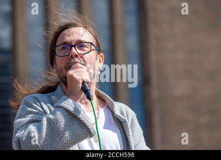 Londres, Royaume-Uni. 22 août 2020. L’artiste Mark Leckey prononce un discours devant la galerie d’art moderne de Tate, pour protester contre la décision de l’institution de supprimer 313 emplois de son bras commercial, Tate Enterprises. Crédit : Neil Atkinson/Alay Live News Banque D'Images