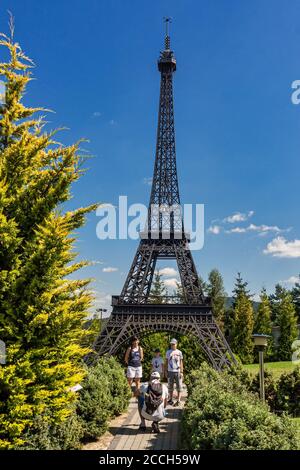 Krajno-Zagorze, Pologne - 14 août 2020. Touristes prenant une photo de famille devant la miniature de la Tour Eiffel à Sabat Krajno Amusement et Banque D'Images