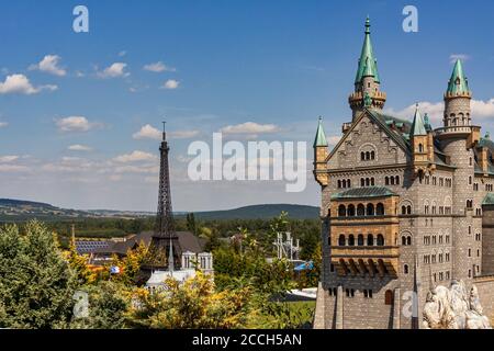 Krajno-Zagorze, Pologne - 14 août 2020. La miniature du château de Neuschwanstein et de la Tour Eiffel dans le parc d'attractions et de miniatures de Sabat Krajno Banque D'Images