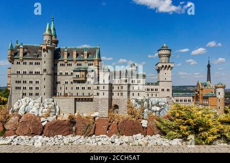 Krajno-Zagorze, Pologne - 14 août 2020. La miniature du château de Neuschwanstein dans le parc d'attractions et de miniatures de Sabat Krajno Banque D'Images