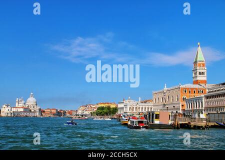 Vue sur le Grand Canal avec à Venise, Italie. Venise est située sur un groupe de 117 petites îles séparées par des canaux et reliées par des ponts. Banque D'Images