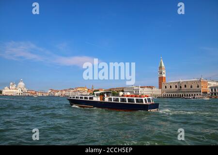 Le Vaporetto (bateau-bus) passe en face de la Piazza San Marco à Venise, Italie. Venise est situé dans un groupe de 117 petites îles qui sont séparées b Banque D'Images