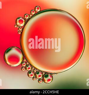 Bulles artistiques, abstraites et colorées dans l'eau Banque D'Images