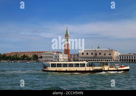 Le Vaporetto (bateau-bus) passe en face de la Piazza San Marco à Venise, Italie. Venise est situé dans un groupe de 117 petites îles qui sont séparées b Banque D'Images