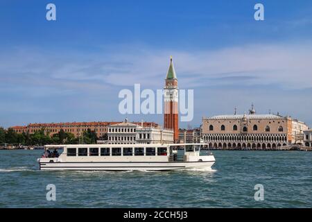 Le Vaporetto (bateau-bus) passe en face de la Piazza San Marco à Venise, Italie. Venise est situé dans un groupe de 117 petites îles qui sont séparées b Banque D'Images