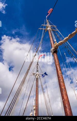 Mâts sur un Schooner à voile à 2 mâts au musée maritime du Maine à Bath, Maine. Le musée abrite un incroyable musée de la construction navale. Banque D'Images