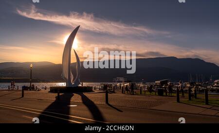 Coucher de soleil sur la célèbre sculpture en fibre de verre « Spirit of Sail » à Le parc municipal de Kelowna au fond de Bernard Avenue Banque D'Images