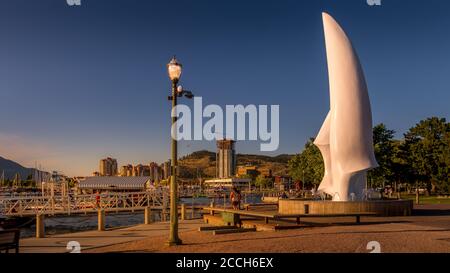 Coucher de soleil sur la célèbre sculpture en fibre de verre « Spirit of Sail » à Le parc municipal de Kelowna au fond de Bernard Avenue Banque D'Images