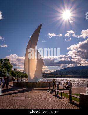 Coucher de soleil sur la célèbre sculpture en fibre de verre « Spirit of Sail » à Le parc municipal de Kelowna au fond de Bernard Avenue Banque D'Images