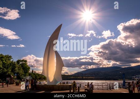 Coucher de soleil sur la célèbre sculpture en fibre de verre « Spirit of Sail » à Le parc municipal de Kelowna au fond de Bernard Avenue Banque D'Images