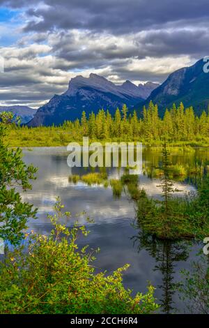 Mont Rundle et les lacs Vermilion dans le parc national Banff, Alberta, Canada. Banque D'Images