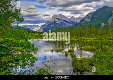 Mont Rundle et les lacs Vermilion dans le parc national Banff, Alberta, Canada. Banque D'Images