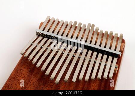 17 note Kalimba dans la clé de C. Thumb piano, boîtier de son, résonateur. Fabriqué par Atlas. Complet avec une prise femelle électronique et un pick-up. Banque D'Images