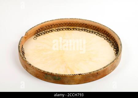 Tambour manuel Daf traditionnel de Perse ou de dinde, montrant des anneaux fixés à l'intérieur de la coquille du tambour. POisition ou retrait de la poignée. Banque D'Images