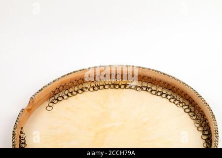 Tambour manuel Daf traditionnel de Perse ou de dinde, montrant des anneaux fixés à l'intérieur de la coquille du tambour. Position ou retrait de la poignée. Banque D'Images