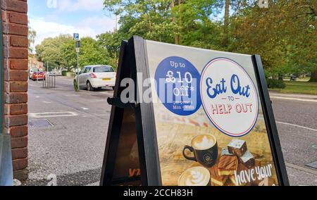 Poole, Royaume-Uni. 22 août 2020. Bournemouth, Royaume-Uni. Samedi 22 août 2020. Un panneau détaille le programme de remise « manger dehors pour vous aider » pour aider les entreprises de restauration. Les consommateurs peuvent économiser jusqu'à 10 £ sur les LUN, les mar et les Weds en août 2020. Credit: Thomas Faull/Alamy Live News Banque D'Images