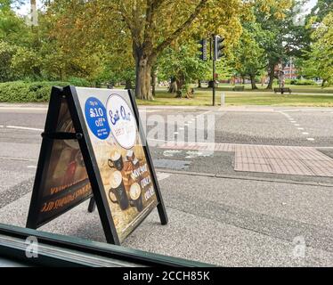 Poole, Royaume-Uni. 22 août 2020. Bournemouth, Royaume-Uni. Samedi 22 août 2020. Un panneau détaille le programme de remise « manger dehors pour vous aider » pour aider les entreprises de restauration. Les consommateurs peuvent économiser jusqu'à 10 £ sur les LUN, les mar et les Weds en août 2020. Credit: Thomas Faull/Alamy Live News Banque D'Images