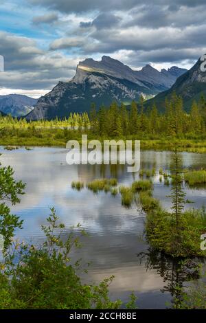 Mont Rundle et les lacs Vermilion dans le parc national Banff, Alberta, Canada. Banque D'Images