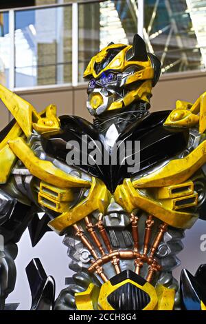 La réplique de la statue de robot Bumblebee de Transformers Age of extinction a été exposée à la gare d'Osaka. Banque D'Images