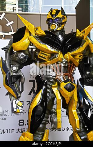 La réplique de la statue de robot Bumblebee de Transformers Age of extinction a été exposée à la gare d'Osaka. Banque D'Images