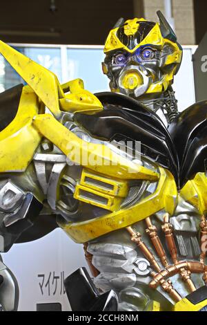 La réplique de la statue de robot Bumblebee de Transformers Age of extinction a été exposée à la gare d'Osaka. Banque D'Images