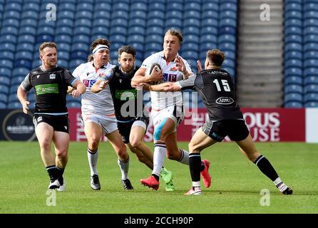 Duhan van der Merwe, d’Édimbourg, tente de dépasser les Glasgow Warriors Huw Jones (à droite) lors du match Guinness PRO14 à BT Murrayfield, Édimbourg. Banque D'Images